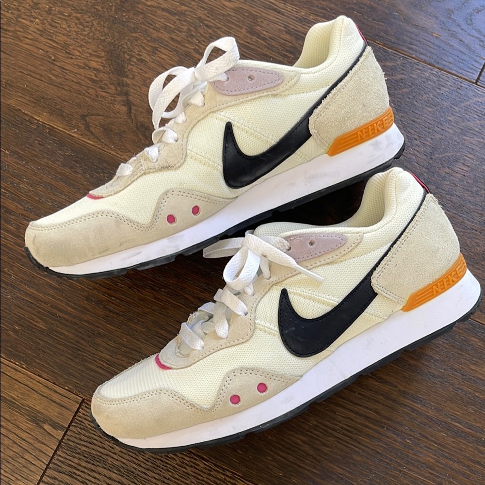 Nike Vintage Cream and Black Running Shoes